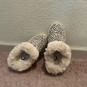 NWOT Journee Collection. Faux fur trim wisp slip on slipper. Size 7M.